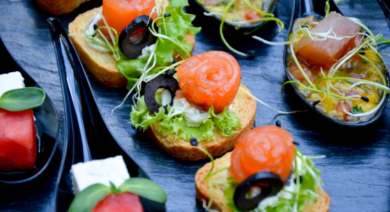 Diverse Häppchen mit Lachs und Gemüse, Event Catering