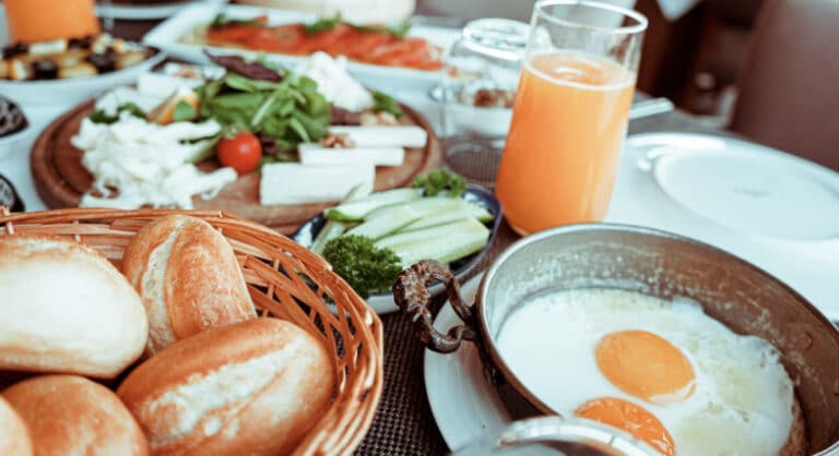 Das Bild zeigt Brötchen, Eier und Salat für das Firmenfrühstück in Berlin.