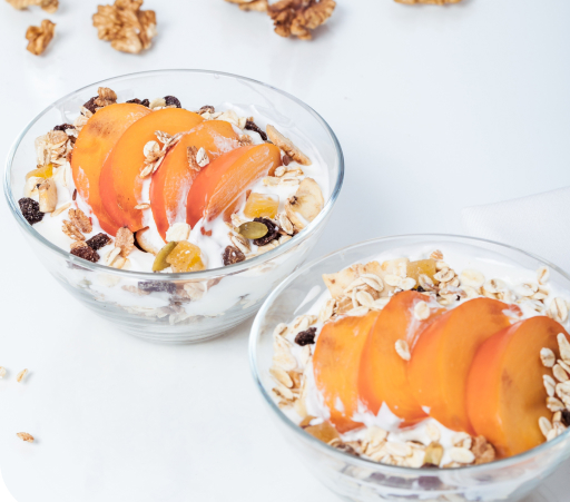 Joghurt, Müsli und Apfelsinen Schälchen eines Frühstücks Caterings.