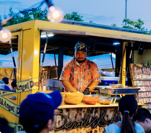 Foodtruck Mitarbeiter bei der Zubereitung seiner Zutaten im Rahmen eines Foodtruck Caterings.