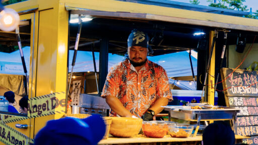 Foodtruck Mitarbeiter bei der Zubereitung seiner Zutaten im Rahmen eines Foodtruck Caterings.