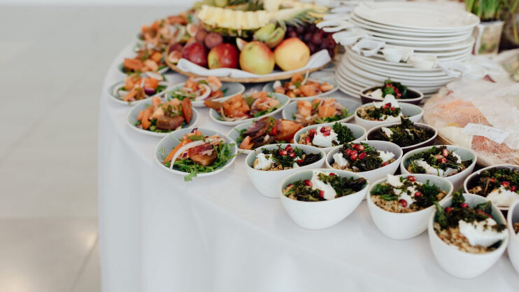 fingerfood buffet für ein netwrking events, kleine weisse schälchen in denen die Speisen einzen portioniert sind