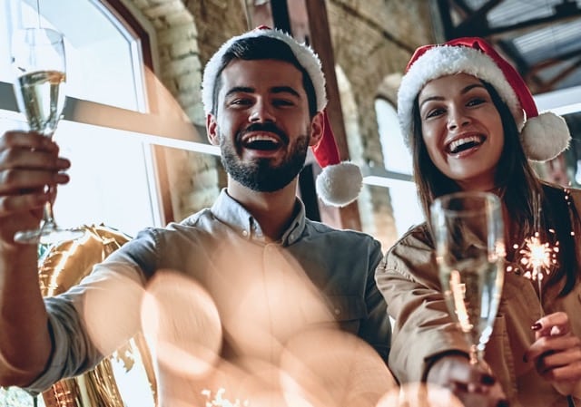 Auf dem Foto sind Personen mit Weihnachtsmützen zu sehen, es dient als Vorschaubild für einen Blogbeitrag.