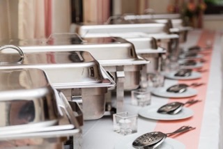 Das Bild zeigt Chafing Dishes für ein Buffet.