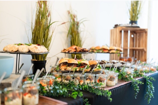Das Bild zeigt ein Buffetarrangement für ein Eventcatering.