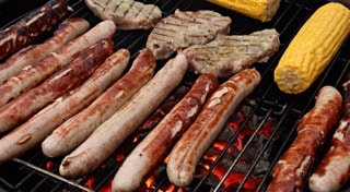 Das Bild zeigt Rostbratwurst auf einem Grill.