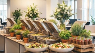 Das Bild zeigt ein Mittagsbuffet.