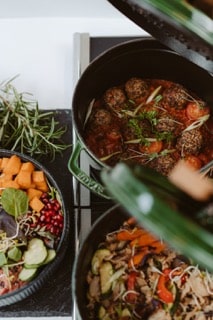 Auf dem Foto sind vegetarische Speisen zu sehen.