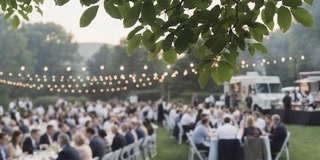 Das Fest zeigt ein gut besuchtes Sommerfest.