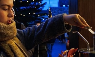Das Foto zeigt den Ausschnitt eines Mini-Weihnachtsmarkts.
