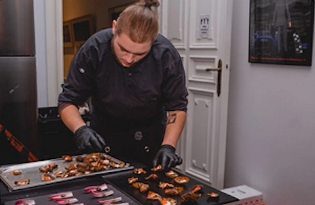 Das Bild zeigt dfie Vorbereitung zu einem Catering in Köln.