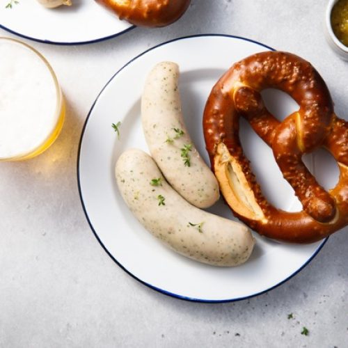 Das Bild zeigt Weißwurst und Brezeln, wie sie beim Catering in München serviert werden.