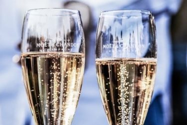 Das Foto zeigt Champagner-Gläser.