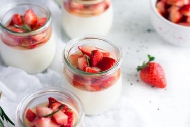 Auf dem Foto sind Erdbeer-Desserts zu sehen.