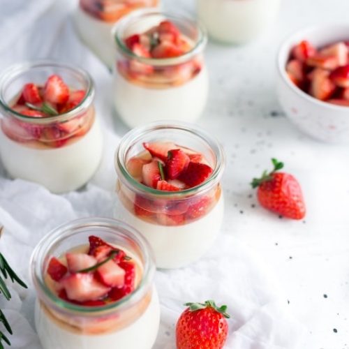 Das Foto zeigt ein Erdbeer-Dessert.