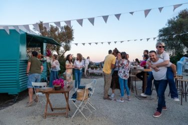 Das Foto zeigt ein Sommerfest mit Eventcatering.