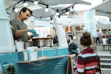 Das Bild zeigt einen Crêpes-Foodtruck bei der Zubereitung in Berlin.