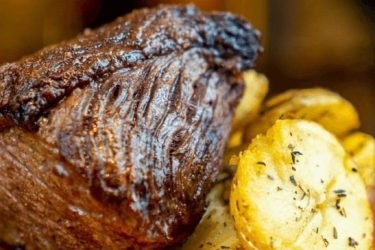 Auf dem Foto ist ein saftiges Steak zu sehen.