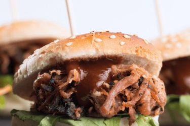 Das Foto zeigt hausgemachte Burger, für das Eventcatering.