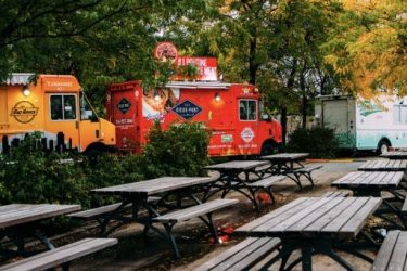 Das Bild zeigt Streetfood-Trucks als Teil eines individuellen Eventcatering-Konzepts.