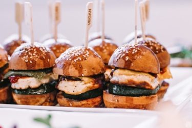 Auf dem Bild sind kleine Cheeseburger zu sehen.