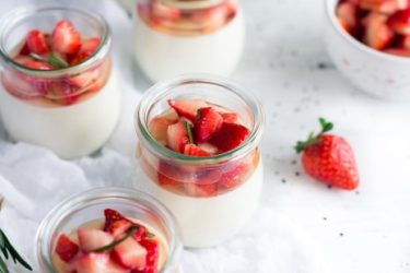 Das Foto zeigt Desserts mit Erdbeeren.