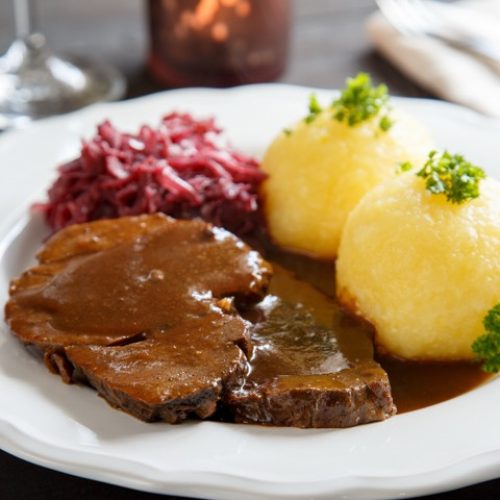 Das Bild zeigt Sauerbraten, wie er beim Catering Köln serviert wird.