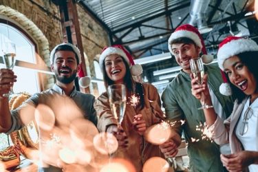 Das Bild zeigt Gäste eines Weihnachtsevents.