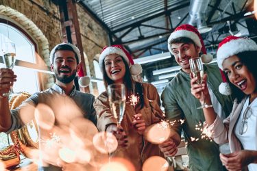 Das Foto zeigt ein kleines Team bei der Weihnachtsfeier mit Weihnachtsessen in Berlin.
